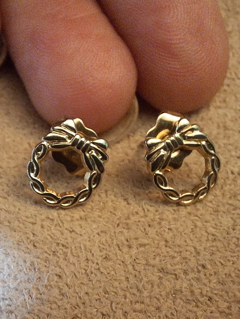 [[Jewelry]] Vintage Avon Gold Bow Wreath Studs.